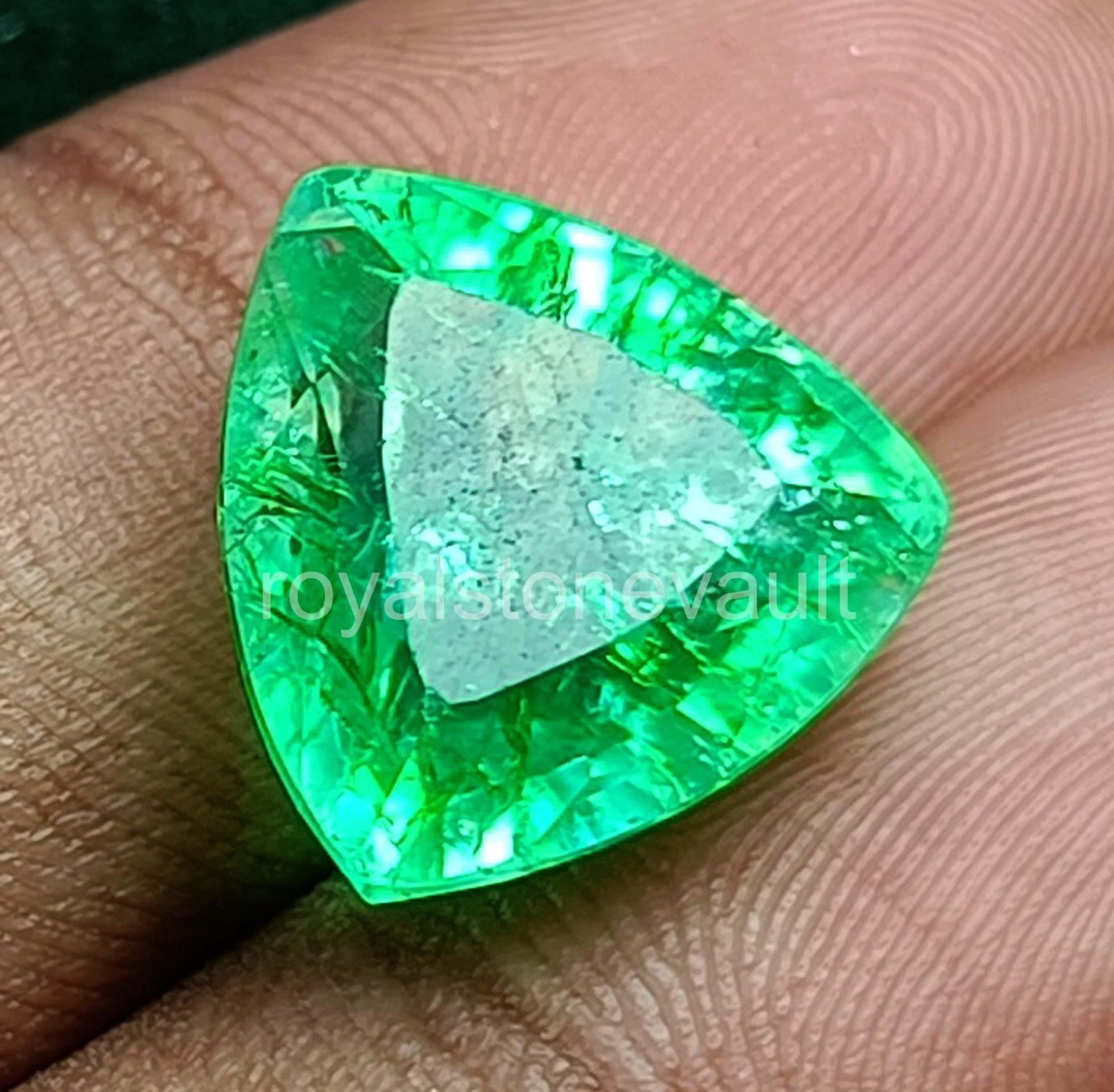 IGL Certified 10.99 Carat Natural Green Emerald Loose Gemstone Trillion Cut 5SDI