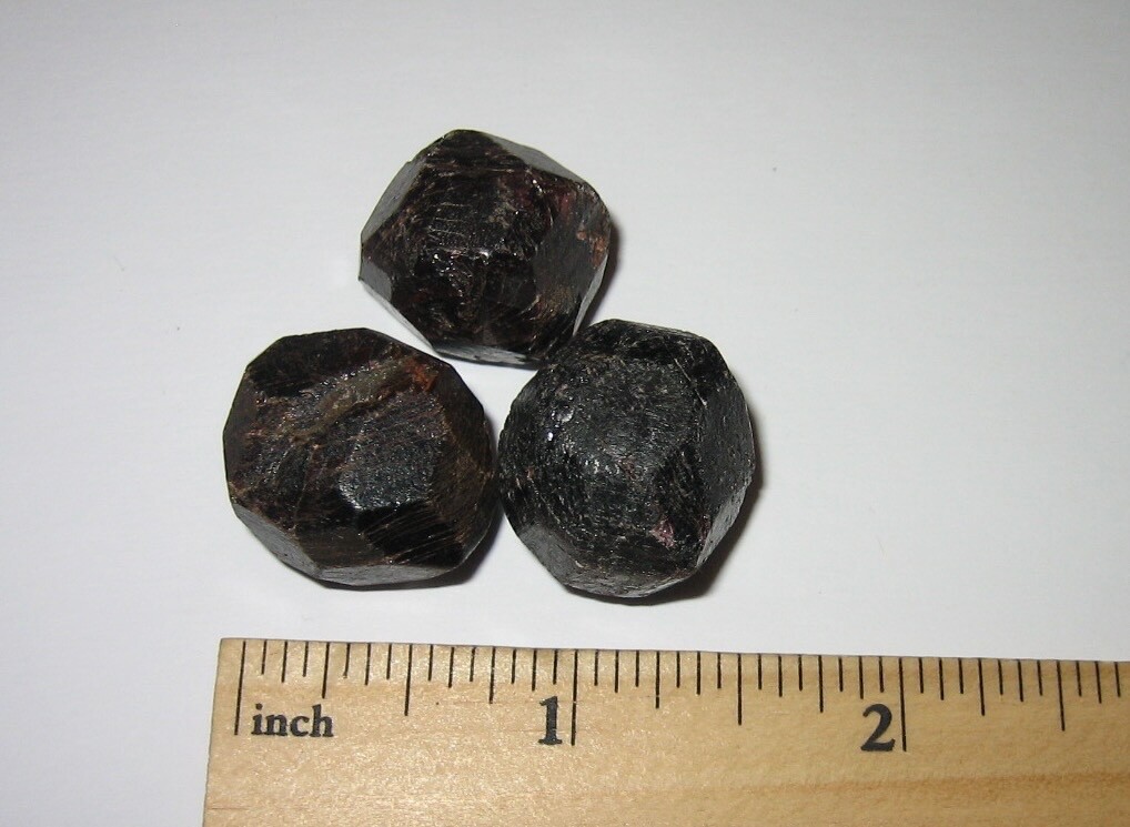 3 BEAUTIFUL SMALL NATURAL 0.7″-0.8″ RED ALMANDINE GARNET CRYSTAL MINERALS 44g *3