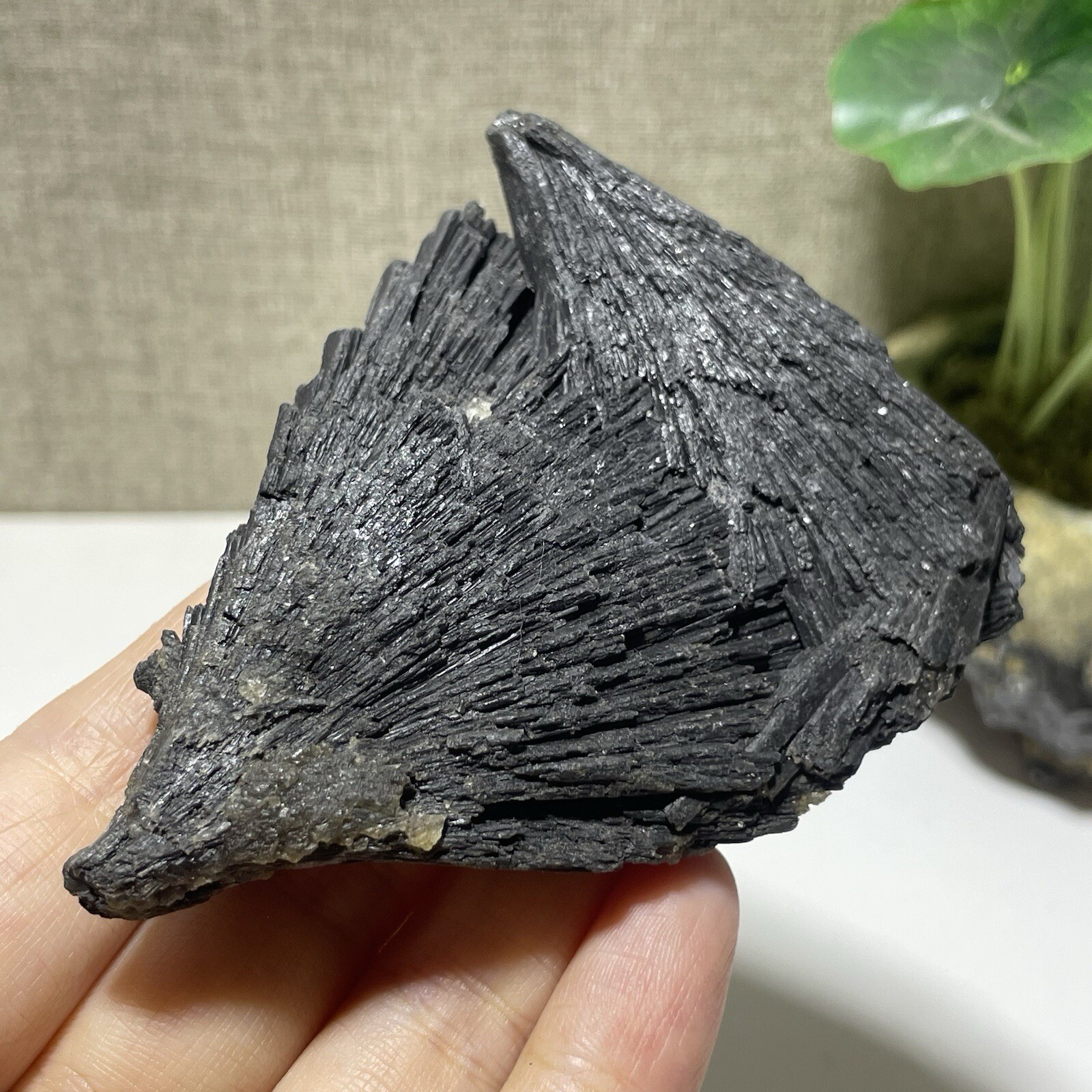 Natural Irregular natural black crystal cluster mineral specimen（dian qishi）105g