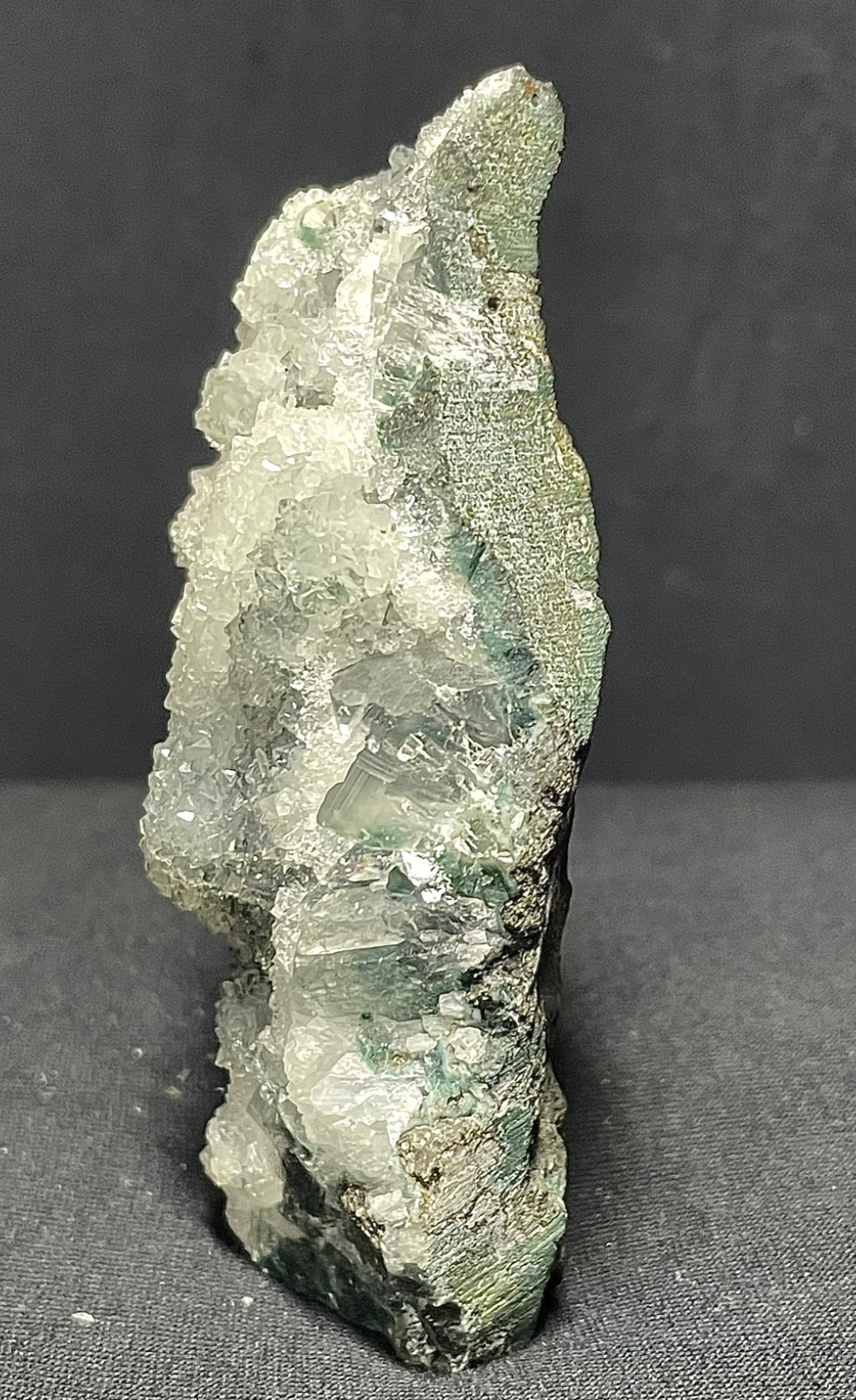 Natural green / white shiny quartz cluster mineral specimens 117gr 9×4.5×2.5 cm