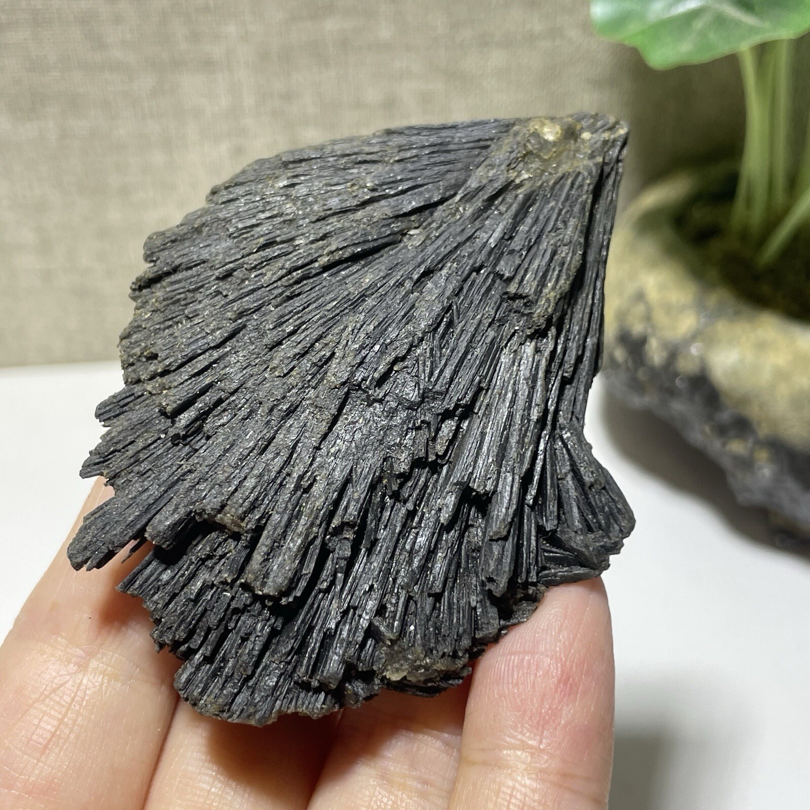 Natural Irregular natural black crystal cluster mineral specimen（dian qishi）71g