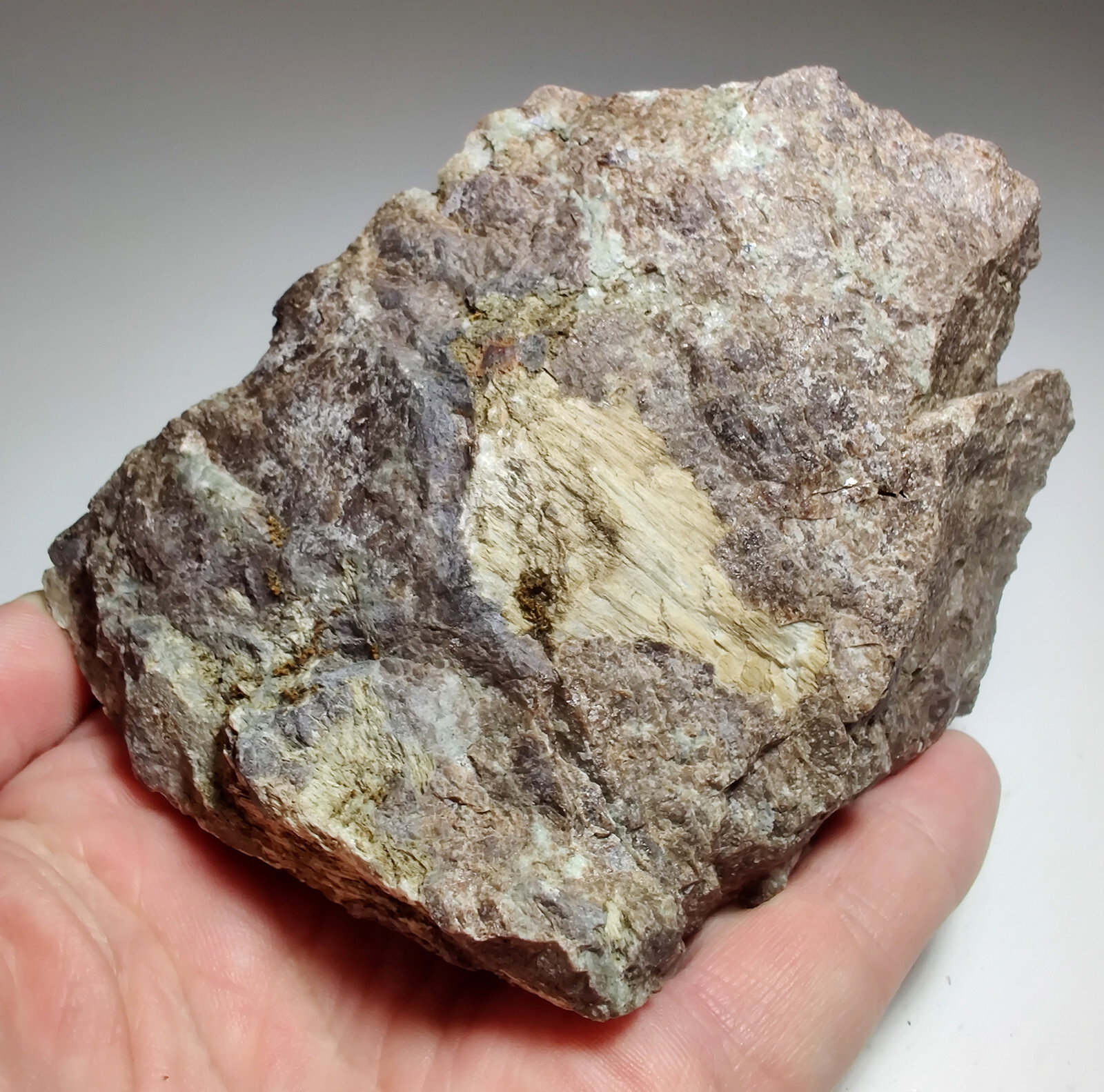 Wollastonite, Garnet, Diopside rock, fluorescent. Sweden. 734 grams.