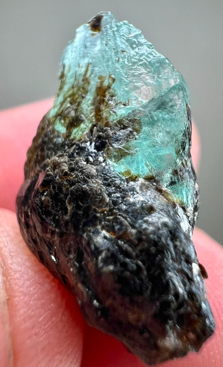 18CT, Beryl Var! Natural Emerald Huge Transparent Crystal on Black Mica ,KPK PAK
