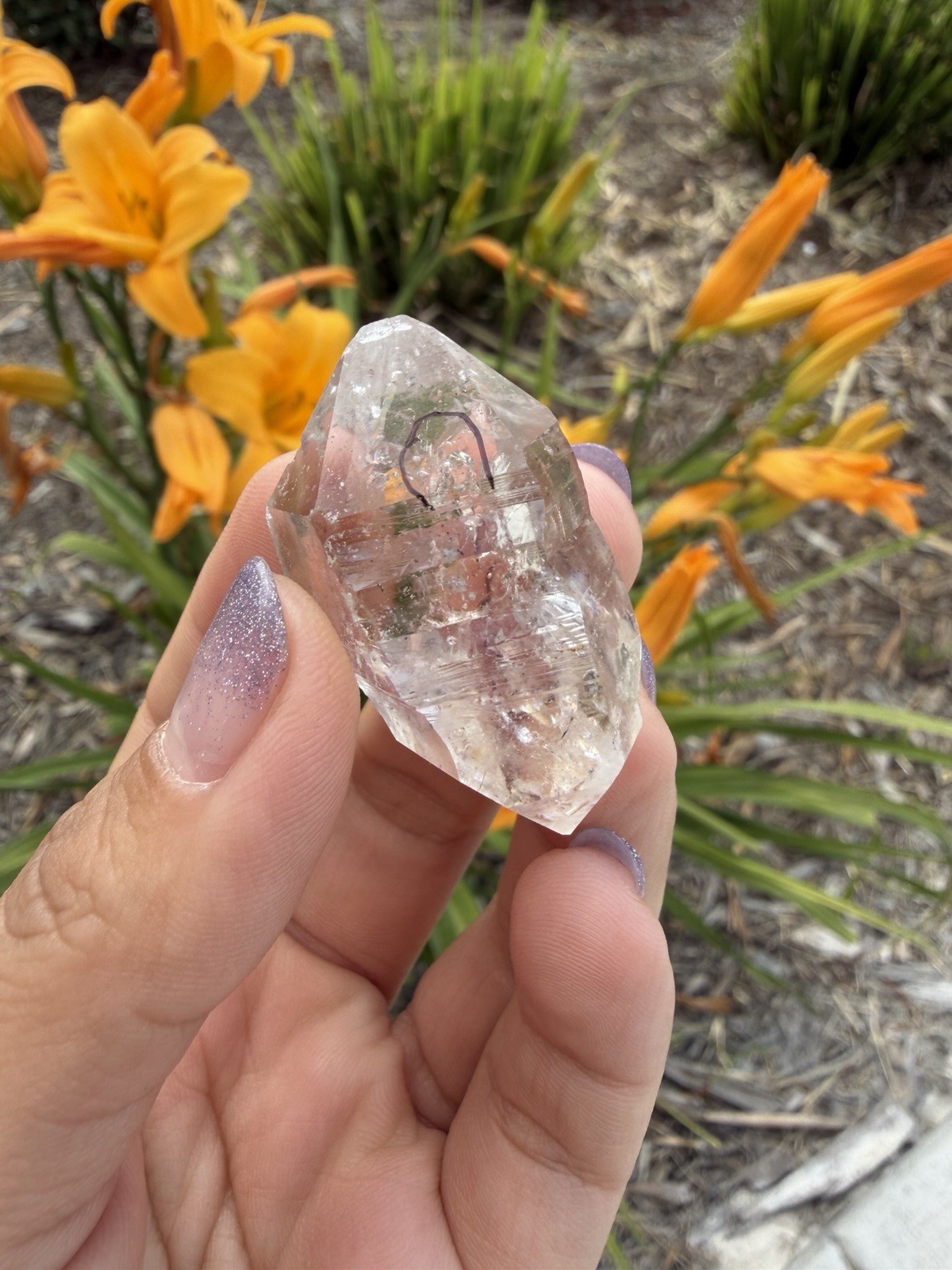 Natural Enhydro Quartz w/ Moving Bubble &/or Carbon/Black Inclusions,A469