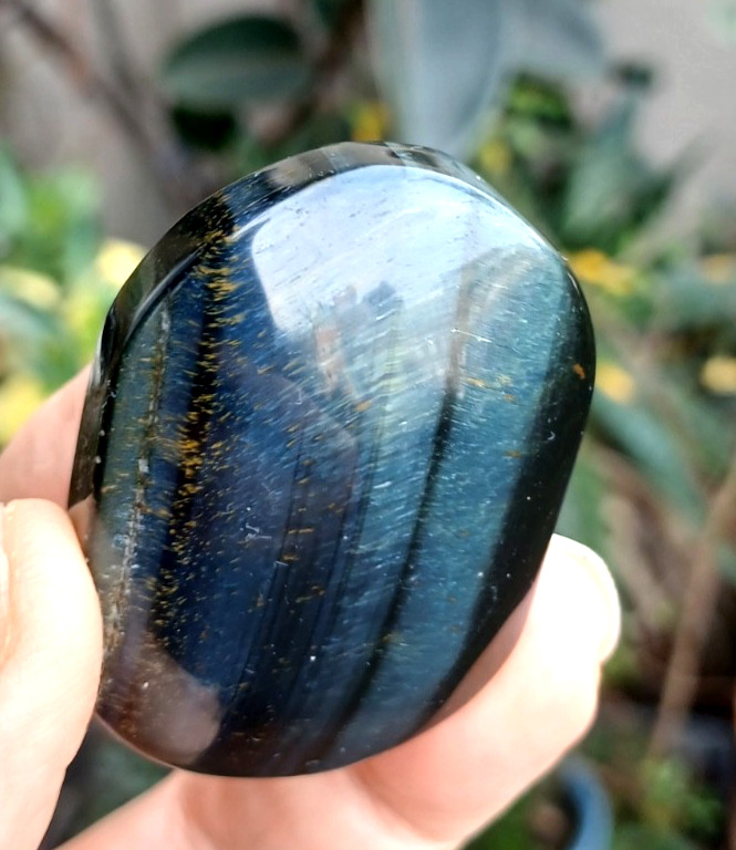 BLUE TIGER’S EYE PALMSTONE ENHANCES WILLPOWER 49 X 34 X 18 MM 48 G