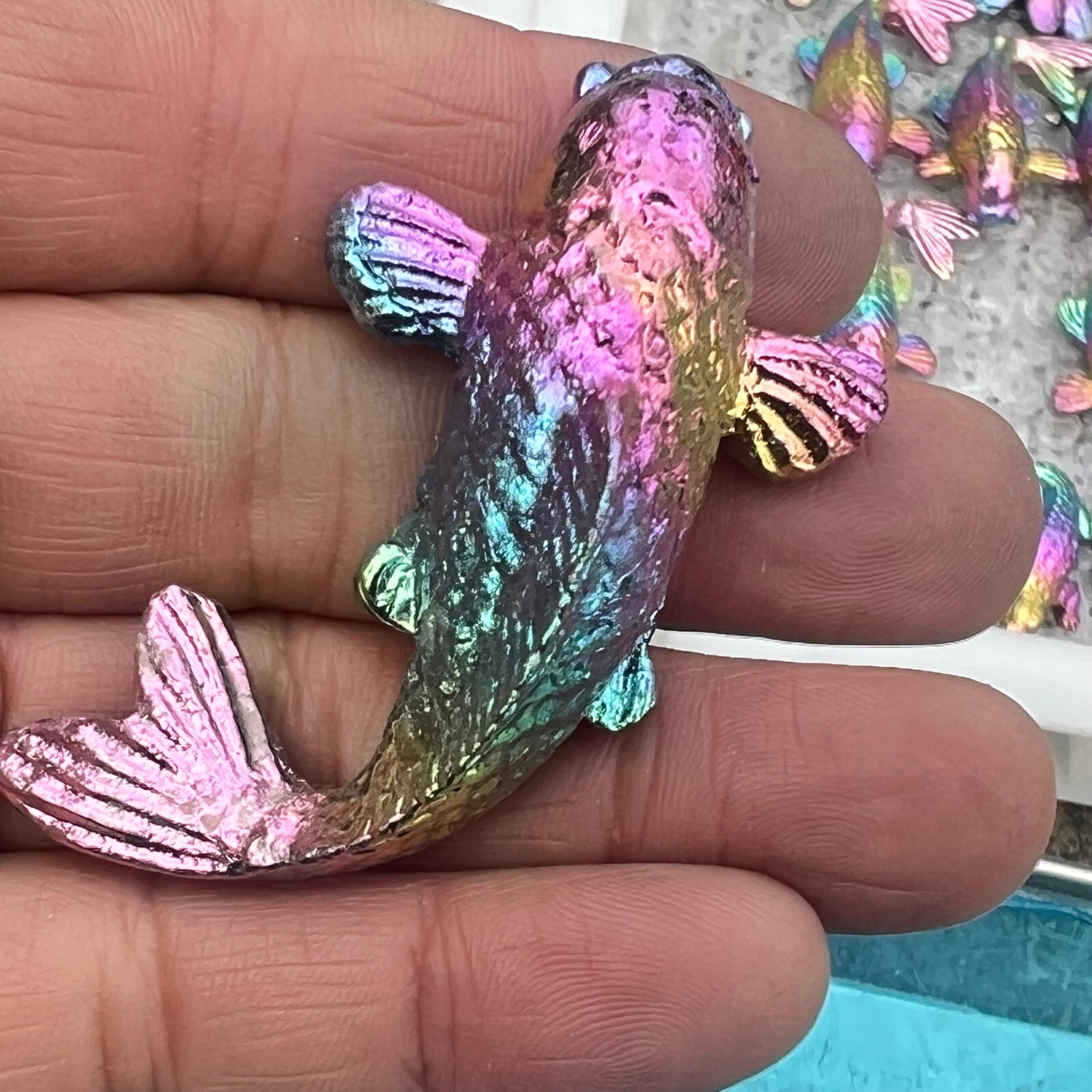 2 ” Natural Bismuth Quartz Hand Carved Fish Crystal Healing Reiki 1pc