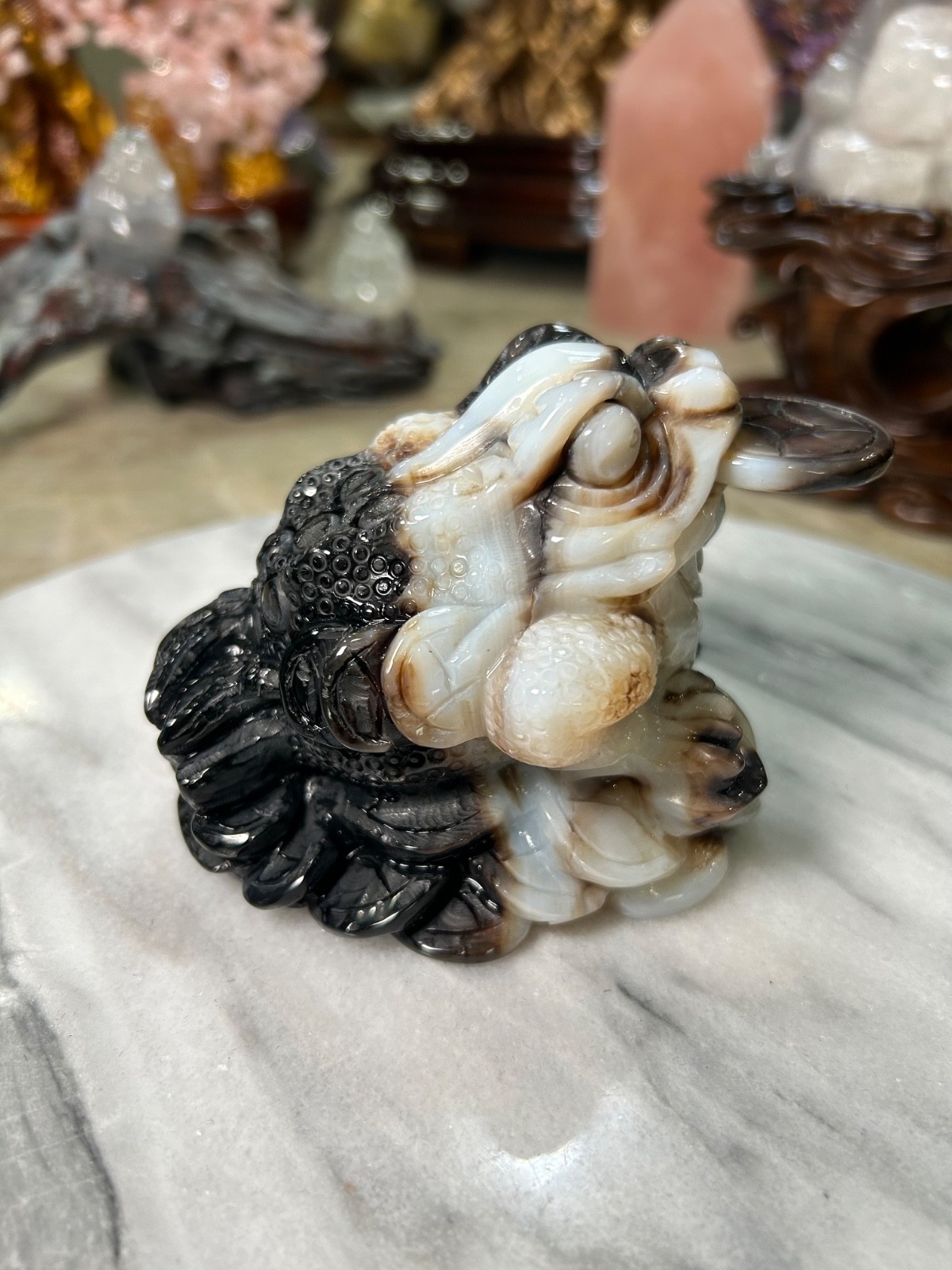 Agate Golden Money Toad Jin Chan with agate coin on sandalwood stand custom