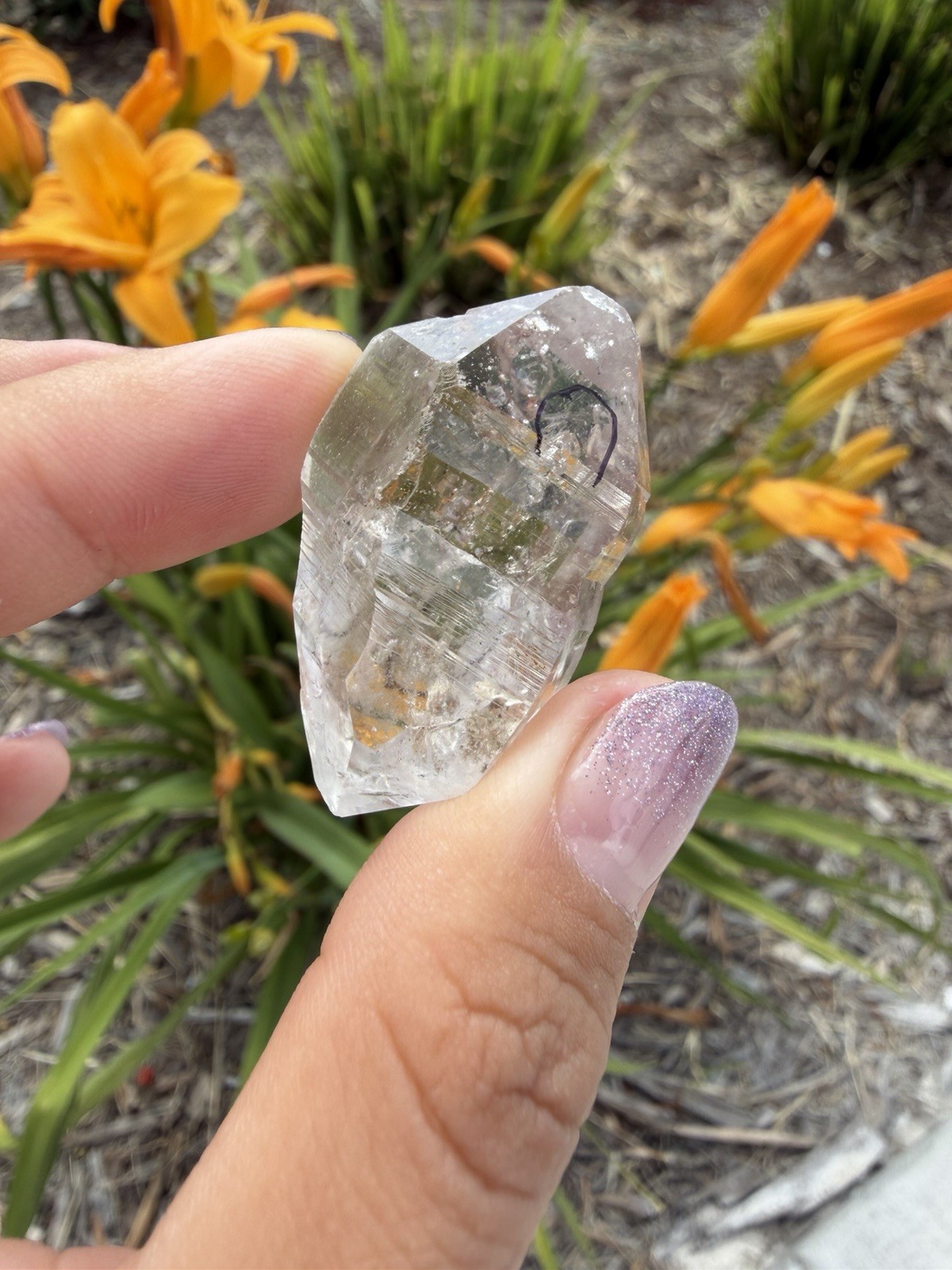 Natural Enhydro Quartz w/ Moving Bubble &/or Carbon/Black Inclusions,A469