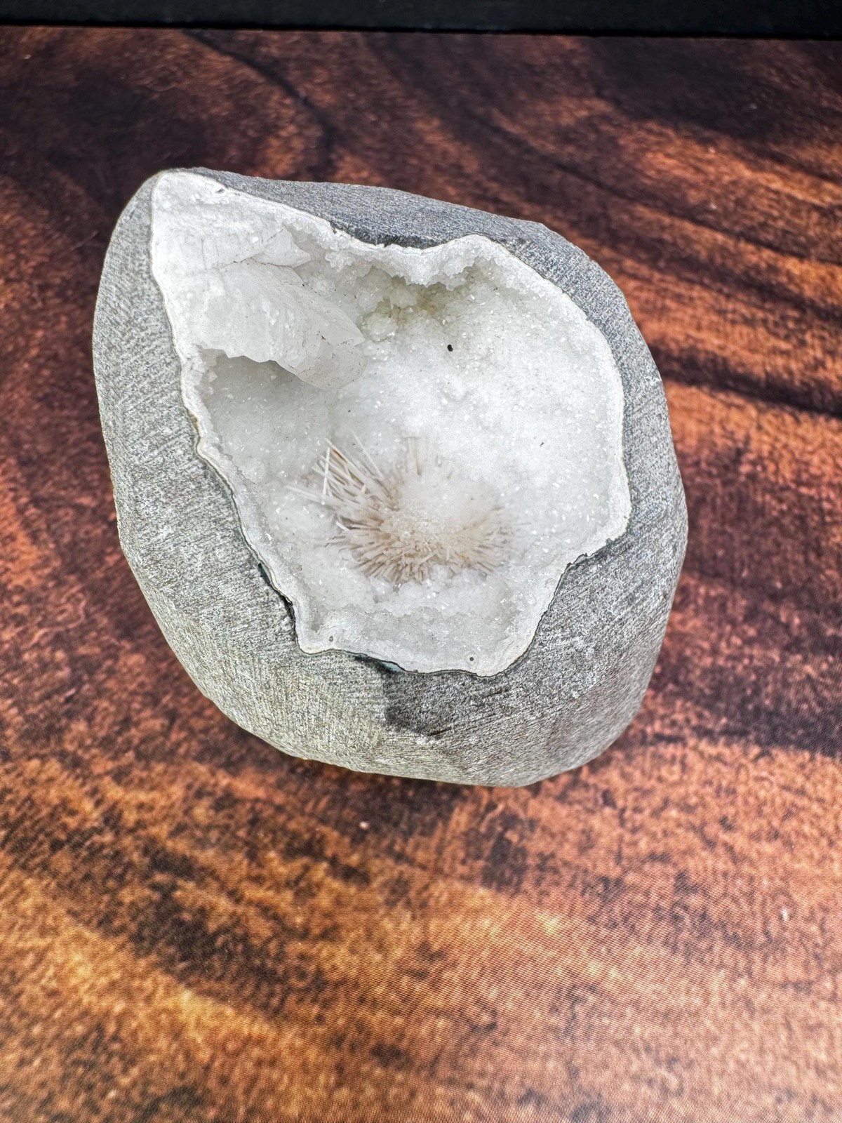 White Spray Scolecite and Crystalized Quartz geode from India – 132.8g – 4.68oz