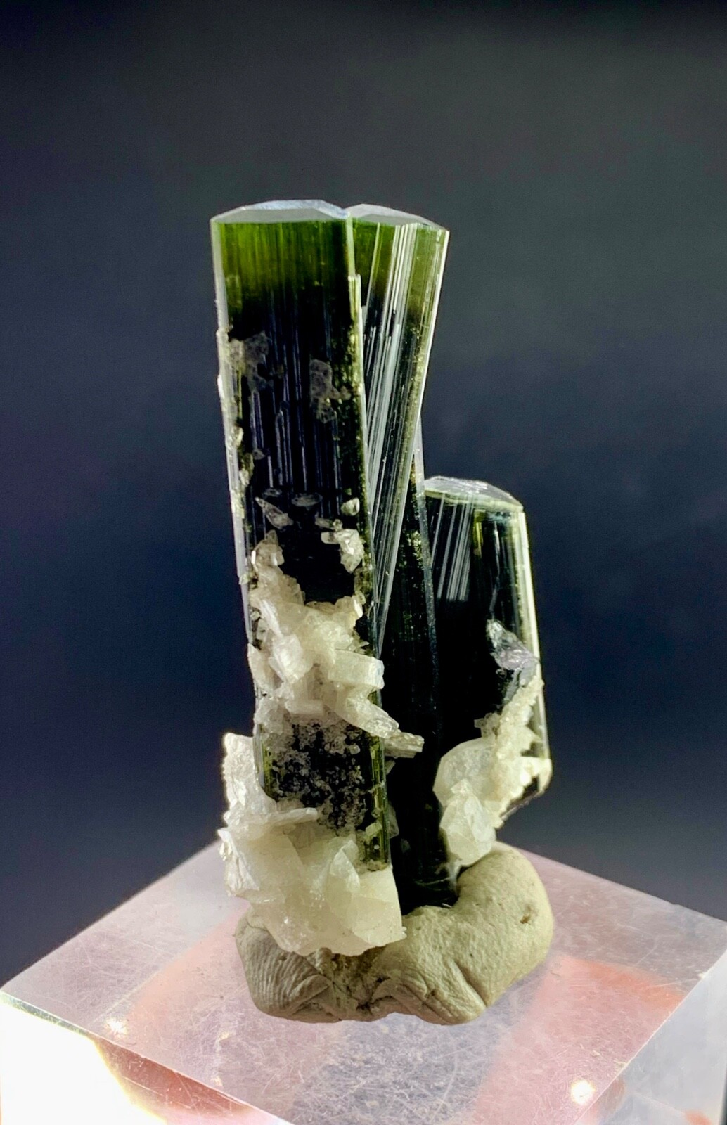 24 Gram Supper Fantastic Green Cap Tourmaline crystal penetrate in quartz beauty