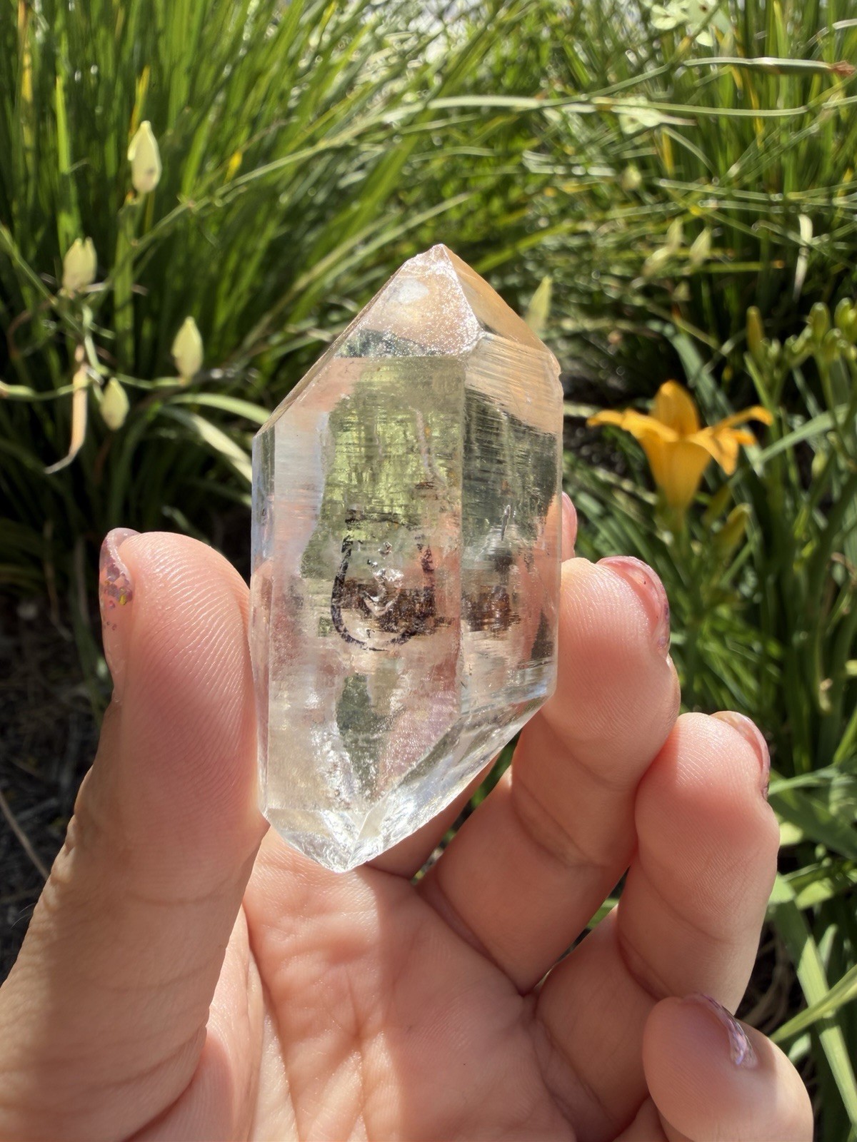 Natural Enhydro Quartz w/ Moving Bubble &/or Carbon/Black Inclusions,A439