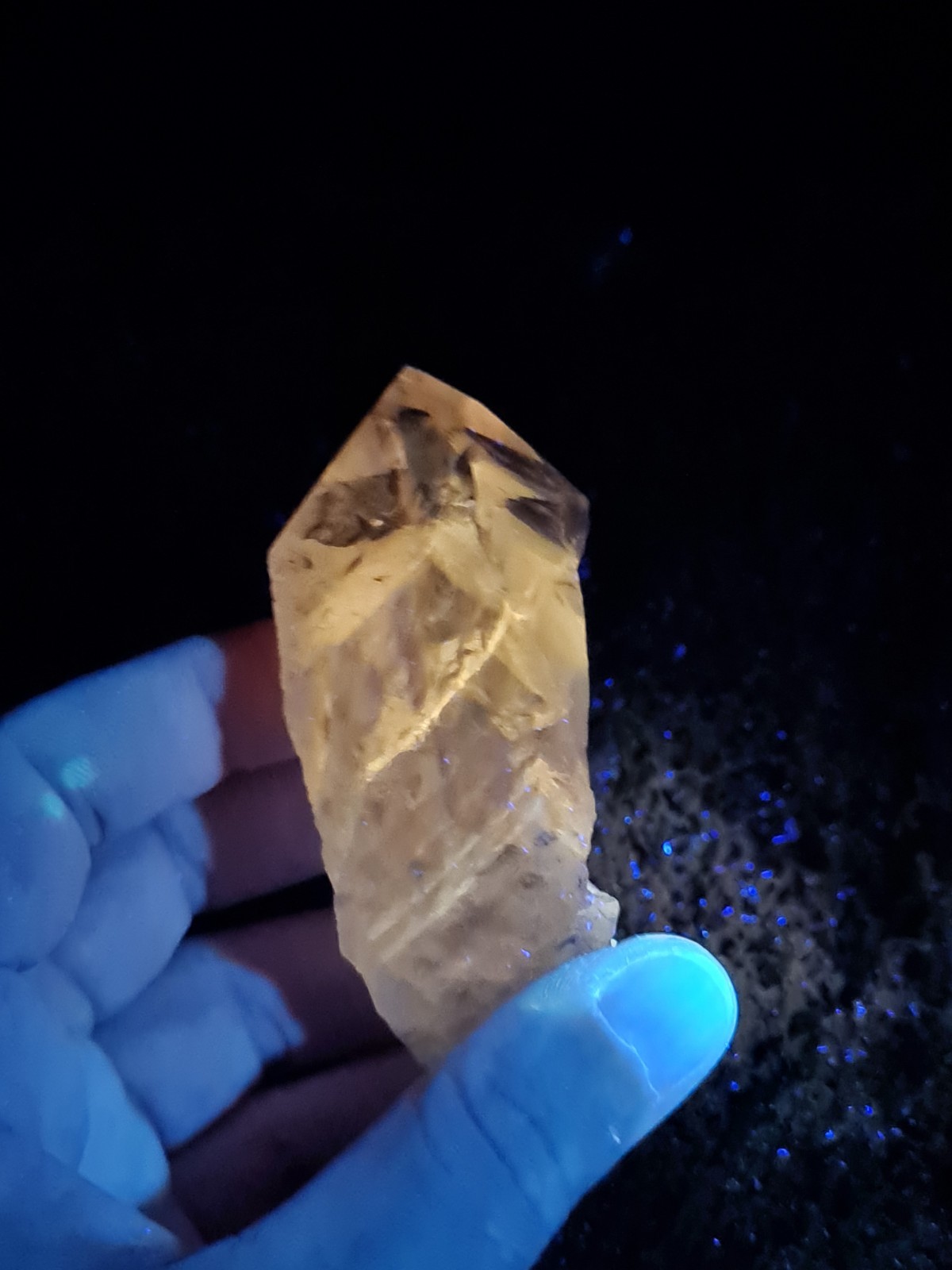 Powellite Amethyst Rough Point Wand From Bahia, Brazil, Uv-reactive, 69g