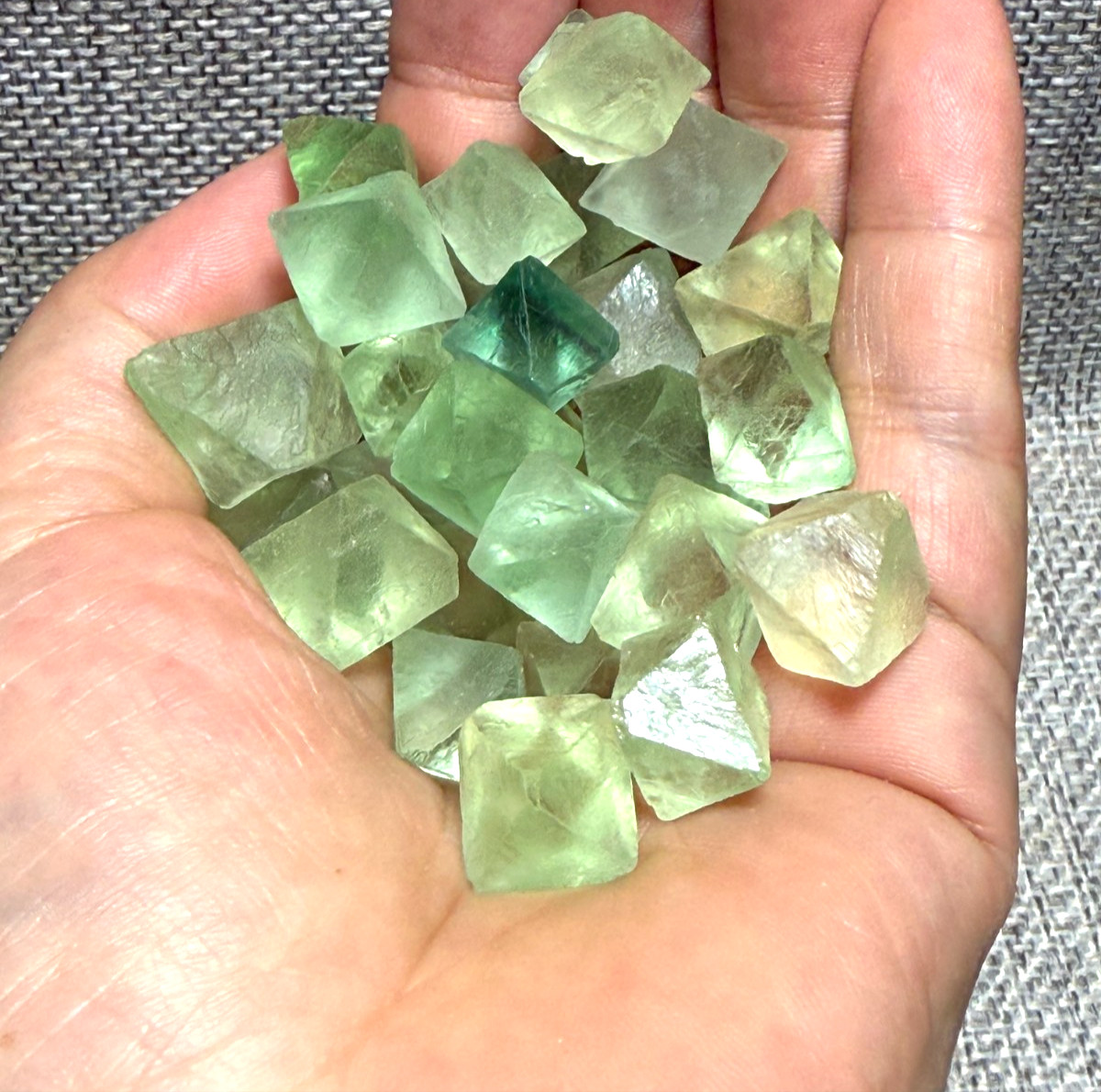 100g 35pcs Natural Green Fluorite Octahedron Crystal Raw Rock Specimen Stone AA+