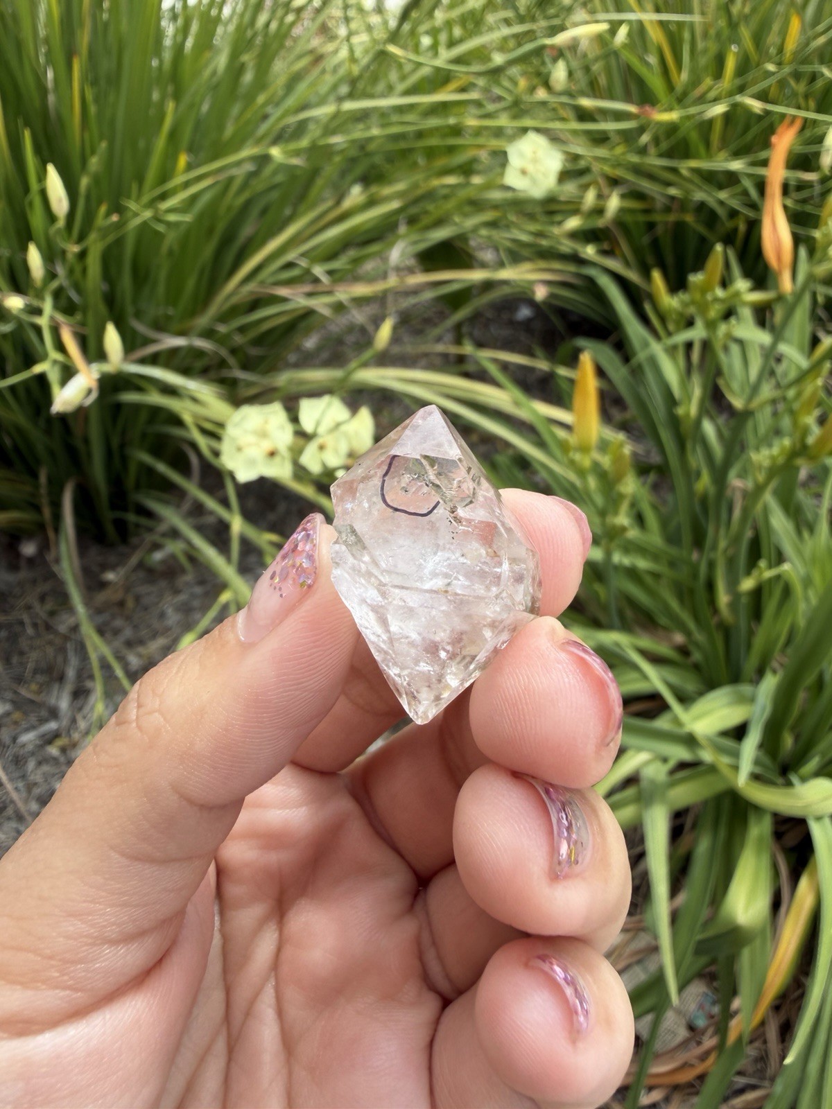 Natural Enhydro Quartz w/ Moving Bubble &/or Carbon/Black Inclusions,A428