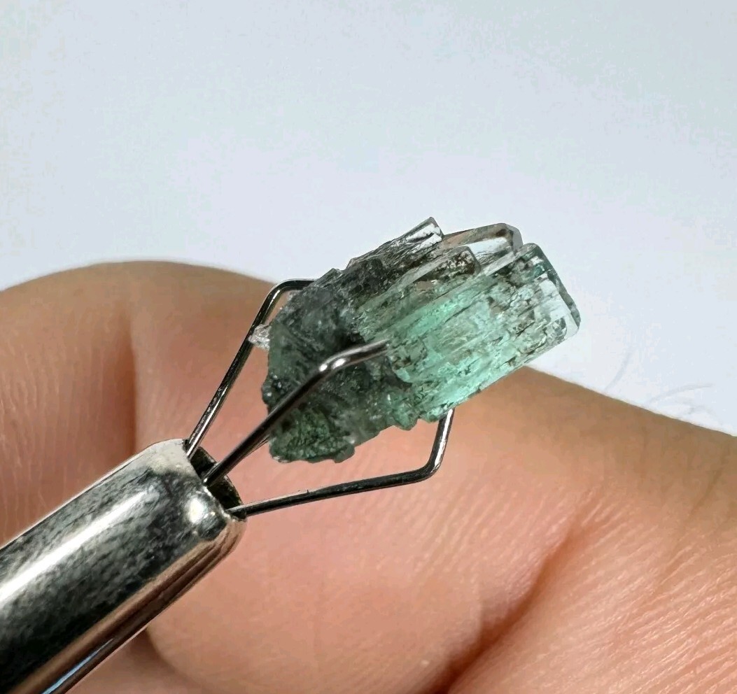 NATURAL EMERALD CRYSTAL GOOD QUALITY FROM MUZO COLOMBIA 2.40 Ct.