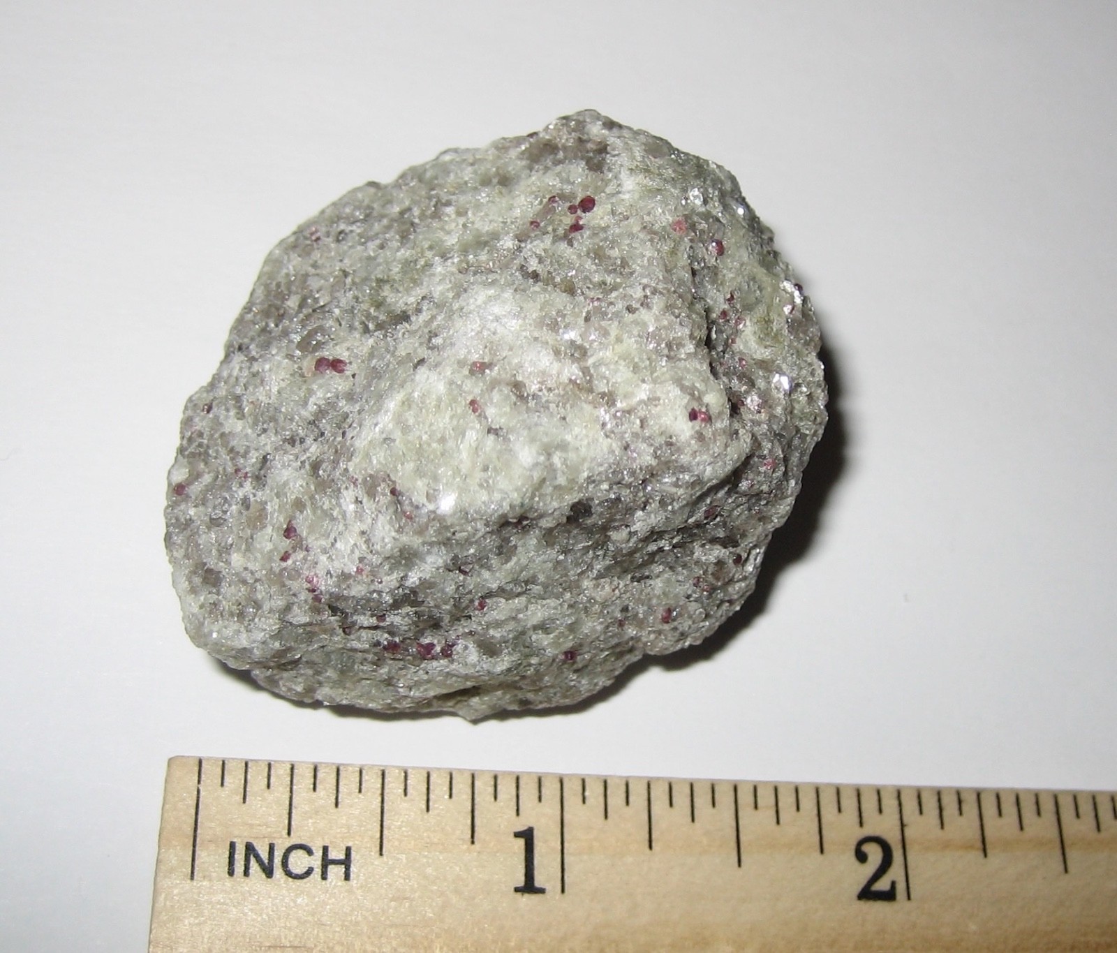 1.7″ RARE GREEN MOONSTONE & RED GARNET CRYSTAL STONE NEW HAMPSHIRE, USA 69.5g *1