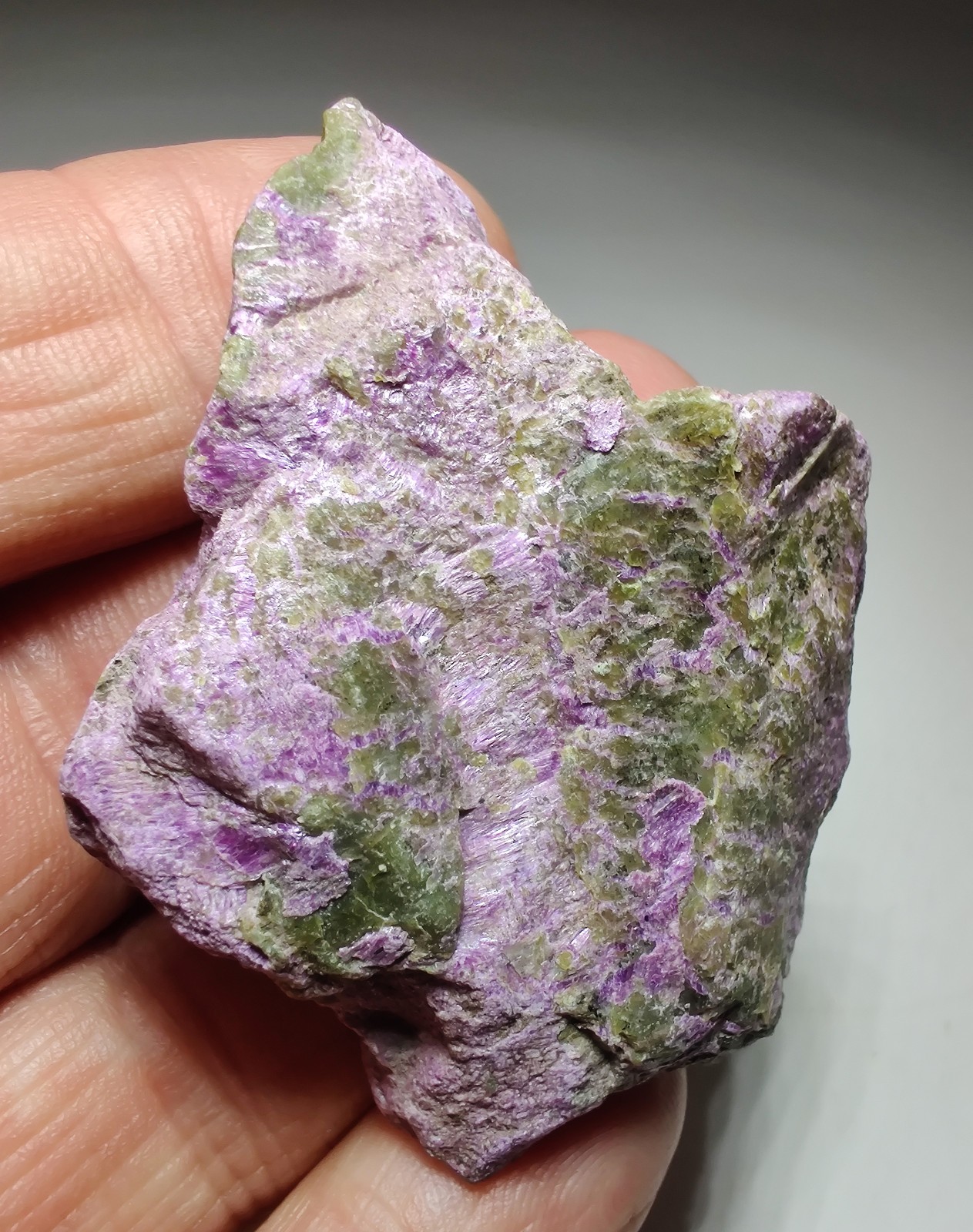 Stichtite with green Serpentine, nice colors. South Africa. 37 grams.