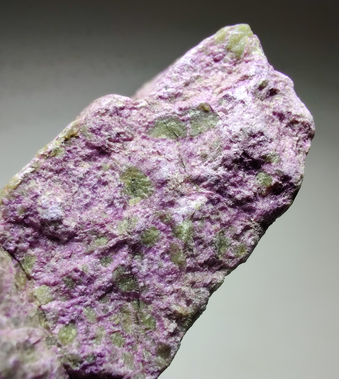 Stichtite with green Serpentine, nice colors. South Africa. 37 grams.
