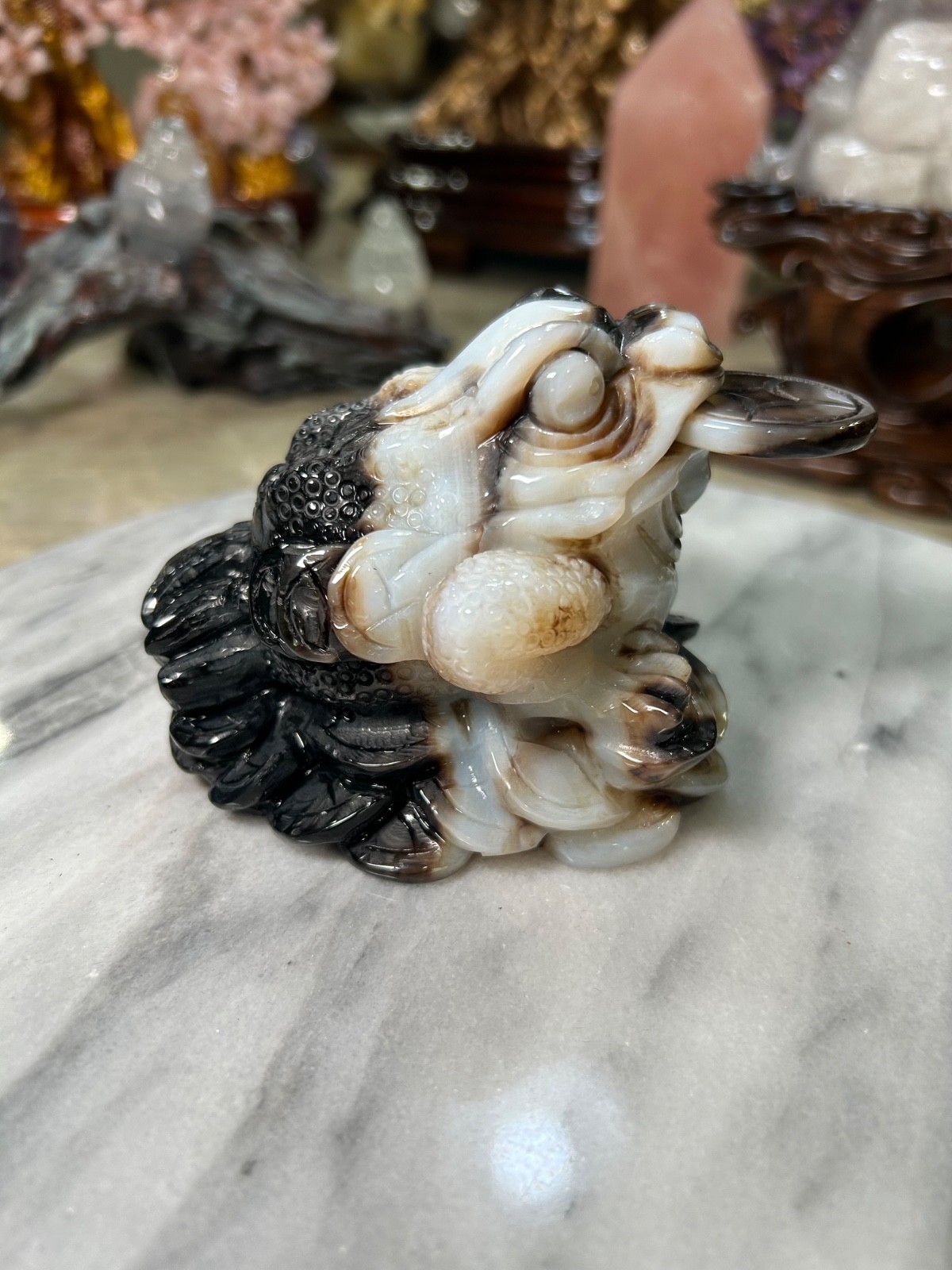 Agate Golden Money Toad Jin Chan with agate coin on sandalwood stand custom