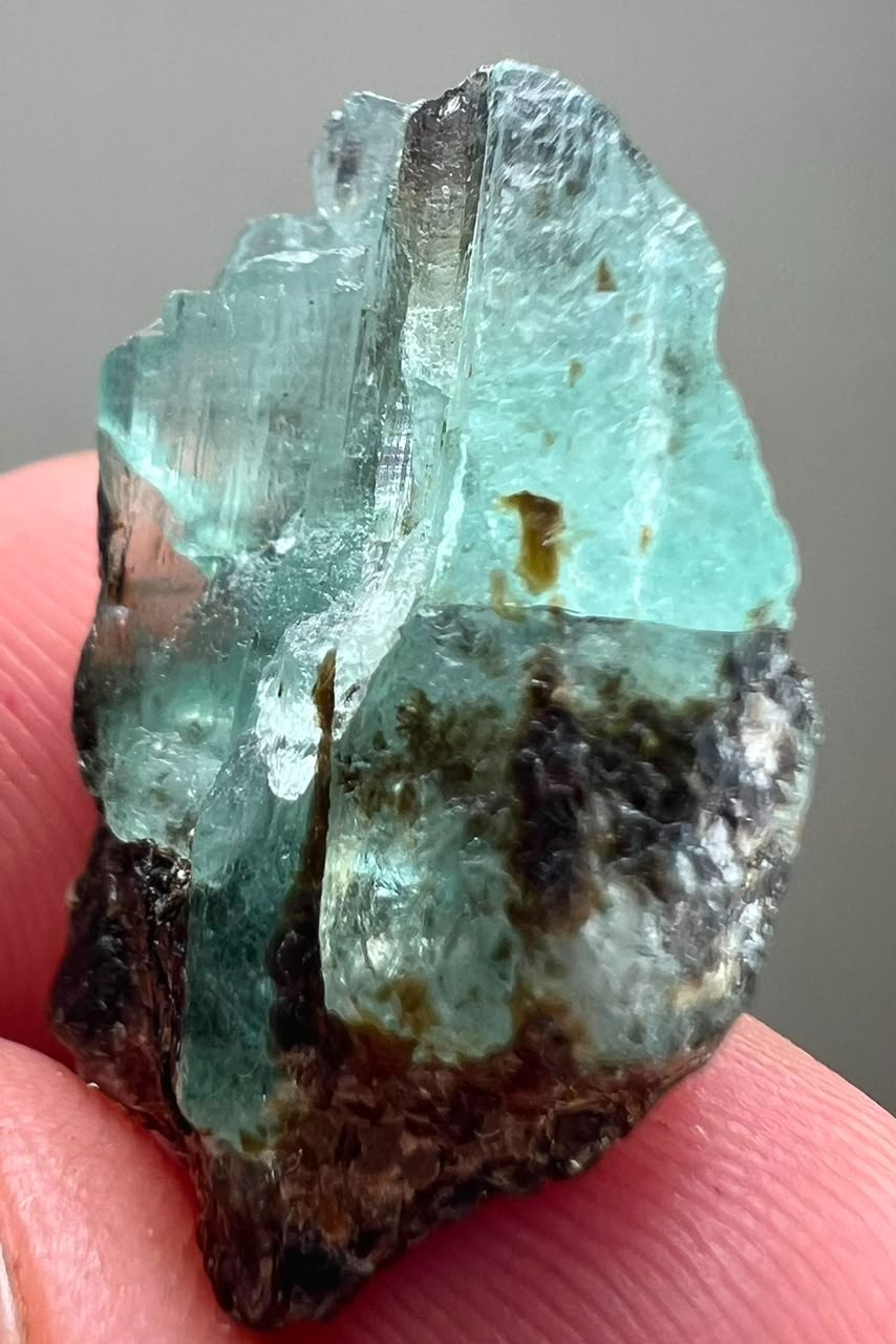 18CT, Beryl Var! Natural Emerald Huge Transparent Crystal on Black Mica ,KPK PAK